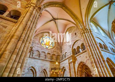 BÂLE, SUISSE - 1 AVRIL 2022 : rose panoramique à fenêtre ronde du transept de la cathédrale de Bâle-Minster, sur 1 avril à Bâle, Suisse Banque D'Images