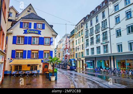 BÂLE, SUISSE - 1 AVRIL 2022 : le bâtiment pittoresque du restaurant zum alten Stockli sur la place Barfusserplatz, sur 1 avril à Bâle, en Suisse Banque D'Images