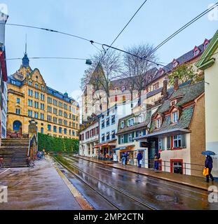 BÂLE, SUISSE - 1 AVRIL 2022 : promenez-vous le long de la rue Kohlenberg dans les maisons médiévales environnantes avec des restaurants et bars traditionnels, en Suisse Banque D'Images