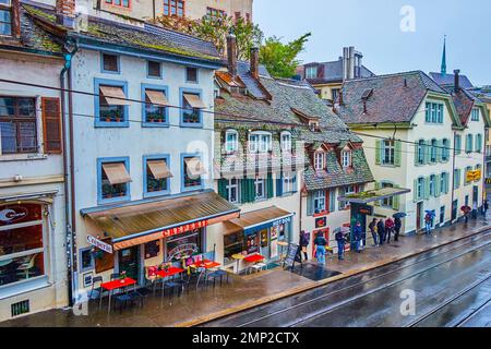 BÂLE, SUISSE - 1 AVRIL 2022 : restaurants sur la rue Kohlenberg dans la vieille ville, Suisse Banque D'Images