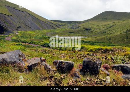 Portugal, Açores, Sao Miguel: Paysage typique à l'ouest de l'île, avec de petits lacs entre les collines ondulantes couvertes d'herbe. Banque D'Images