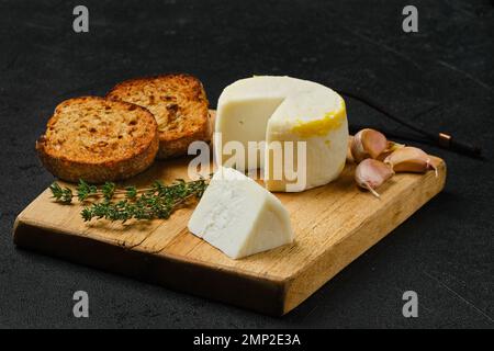 Petite tête de fromage de chèvre et pain grillé à l'ail Banque D'Images