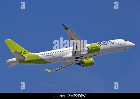 Allemagne, Bavière, Munich: YL-CSA Bombardier CS300 (c/n 55003) d'Air Baltic à l'aéroport Franz Josef Strauss de Munich. Banque D'Images