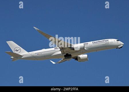 Allemagne, Bavière, Munich: D-AIMD Airbus A350-941 (c/n 280) (ex RP-C3507) de Lufthansa, marqué ' CleanTechFlyer', et dédié à la réduction de Banque D'Images