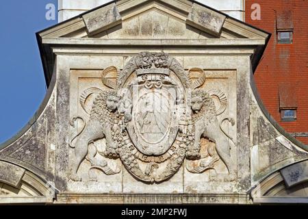 Allemagne, Bavière, Ingolstadt: Wittelsbach blason sur la porte d'entrée de la Neues Schloss (Nouveau château) a commencé en 1418 par le duc Ludwig VII ('The Banque D'Images