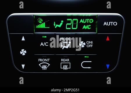Climatiseur et contrôle du débit d'air dans une voiture moderne sur fond noir isolé, illustration 3D Banque D'Images
