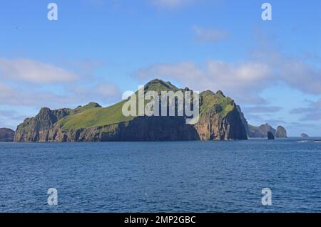 Islande, île de Heimaey : vue depuis le ferry. C'est la plus grande des îles Westman. Banque D'Images