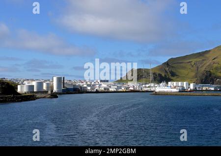 Islande, île de Heimaey : vue sur la ville depuis l'approche du ferry. Banque D'Images