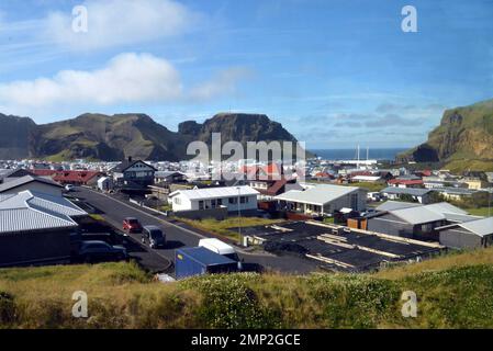 Islande, île de Heimaey : vue sur la ville, avec le port au loin, depuis le bord d'attaque de la coulée de lave (Kirkjubaejarhraun) qui e Banque D'Images