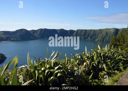 Portugal, Açores, Sao Miguel : Lagoa Azul dans le cratère volcanique de Sete Cidades. Banque D'Images