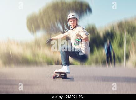 Skate, mouvements flous et rapide avec un sportif patinage sur une rue asphaltée en plein air pour les loisirs. Planche à roulettes, mise au point douce et vitesse avec un homme Banque D'Images