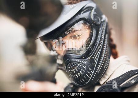 Paintball, concentration des armes à feu et soldat en entraînement sur une mission prête pour un exercice de tir militaire. Jeu de compétition de guerre, militaire et champ de bataille Banque D'Images