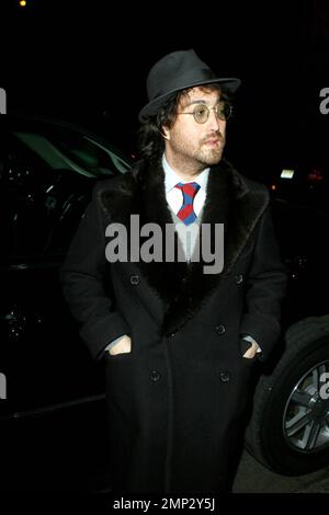 Sean Lennon, fils du fondateur et légende des Beatles John Lennon, près de l'auberge Waverly à Manhattan. New York, NY. 1/30/08. Banque D'Images