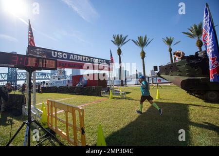 Un participant à la course franchit la ligne d'arrivée lors du semi-marathon annuel des forces armées de l'USO 19th et de la liberté 5K/10K à Jacksonville, Floride, 8 octobre 2022. La mission du semi-marathon et liberté des forces armées de l'USO 5K/10K est de renforcer les liens entre les communautés civile et militaire, de promouvoir la santé physique et la forme physique, et de soutenir les cinq branches de l'armée et les membres de leur famille. Banque D'Images