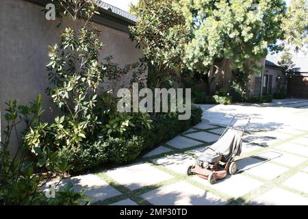 Exclusif !! C'est la maison au sommet d'une colline que le chanteur Dido aurait vendu pour $4,6m. La maison de trois chambres de 3 739 mètres carrés dispose d'un salon de style Régence d'Hollywood, d'une salle de presse, d'une cuisine rénovée et d'une grande suite principale avec cheminée, salon, salle de gym, grands placards et salle de bains en marbre. Les célébrités voisines incluent Leonardo DiCaprio, Halle Berry, Frankie Muniz et Jennifer Aniston. Los Angeles, Californie 2/4/08 Banque D'Images