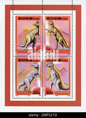 Timbre-poste nord-coréen de 2000 représentant quatre dinosaures : Corythosaurus, Psittacosaurus, Megalosaurus et Muttaburrasaurus. Banque D'Images