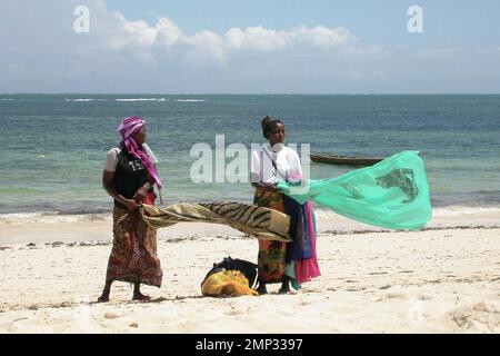 Femmes kenyanes vendant des sarongs sur la plage Banque D'Images