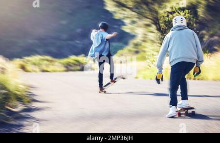 Amis, vitesse et patinage de longue durée sur route, hommes course en descente avec skateboard et casque pour la sécurité. Aventure sportive extrême, skateboard Banque D'Images