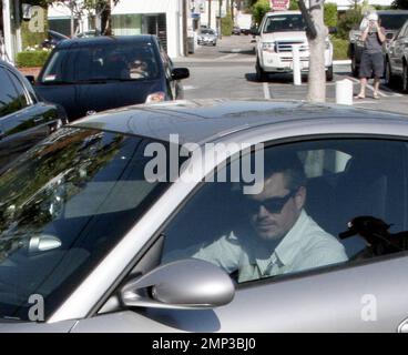 Eric Dane et sa femme Rebecca Gayheart ont déjeuné ensemble chez Fred Segal aujourd'hui, mais quand ils ont repéré des photographes, ils se sont séparés et ont quitté par différentes portes. Eric est parti dans son argent Porsche Carrera tandis que Rebecca part dans sa nouvelle Toyota Prius. Los Angeles, Californie 4/11/08. Banque D'Images