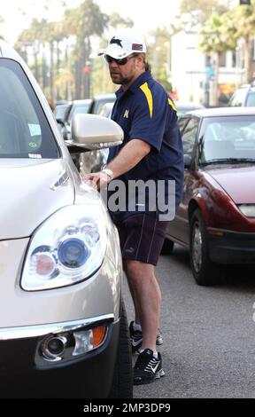 Russell Crowe magasine à Beverly Hills cet après-midi avec sa femme Danielle Spencer et ses enfants Charlie et Tennyson. Ils ont fait des achats à Roots, où ils ont stocké des chaussures pour la famille. Los Angeles, Californie. 4/15/08. Banque D'Images