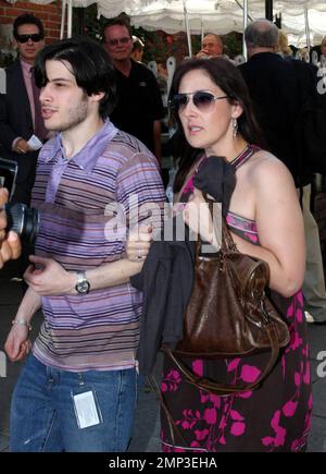 Cet après-midi, on a vu Ricki Lake se haller à l'Ivy avec son mari Rob Sussman et un ami. Ricki était habillé pour le printemps dans une robe noire aérée et fuschia. Los Angeles, Californie. 4/17/08. Banque D'Images