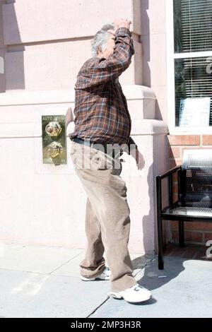 MAVRIXPHOTO.COM Peter Falk, mieux connu pour jouer le rôle de titre de Columbo dans les 1970s, a été vu à Beverly Hills aujourd'hui. Un passant a fait remarquer que M. Falk avait l'air perdu et désorienté. Un bon samaritain a appelé la police dans l'espoir qu'elle pourrait aider M. Falk, mais lorsqu'il est arrivé, M. Falk les a convaincus qu'il n'avait pas besoin de leur aide. Los Angeles, Californie. 4/22/08. Le lien d'utilisation par ligne et/ou par le Web doit indiquer MAVRIXPHOTO.COM le fait de ne pas utiliser par ligne directe correctement entraînera le double des frais convenus. Banque D'Images