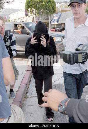 Amantha qui ?' La star Christina Applegate a couvert et caché aux  photographes tandis que le petit ami Lee Grivas l'a prise en charge à  Petrossian Paris à Los Angeles, en Californie.