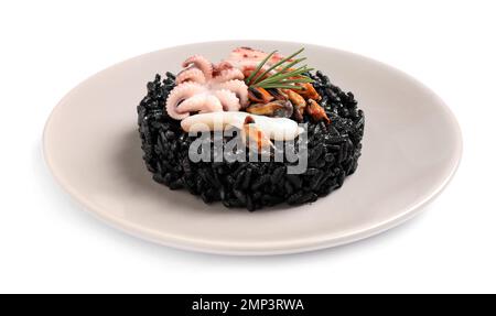 Délicieux risotto noir aux fruits de mer isolés sur blanc Banque D'Images