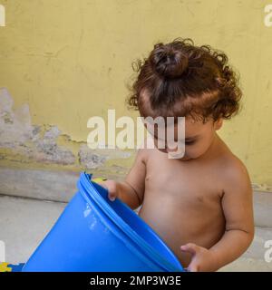 Mignon petit garçon Shivaay Sappra à la maison balcon pendant l'été, doux petit garçon photoshoot pendant la lumière du jour, petit garçon appréciant à la maison pendant pho Banque D'Images