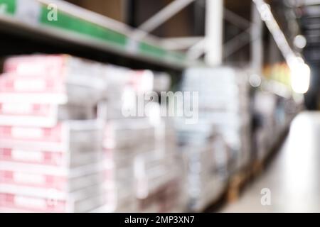 Vue floue des supports de stockage avec différents matériaux de construction dans l'entrepôt de gros Banque D'Images