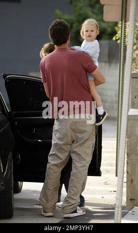 Ben Affleck et Jennifer Garner prennent leur fille, Violet, à la maternelle à Los Angeles, CA. 6/16/08. Banque D'Images