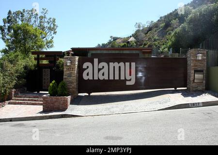 Exclusif !! C'est la maison de Hollywood Hills de $7 150 000 que l'acteur Ryan Phillippe aurait acheté. La propriété clôturée de 5 chambres, 7 salles de bains, 8 300 mètres carrés est une oasis architecturale unique construite par Buff & Hensman. L'hôtel, situé près de Sunset Plaza, offre une vue imprenable, 2 suites principales avec espace bureau, grand salon et terrasse pour les grandes fêtes, salle de presse, bureau privé, immense patio extérieur avec barbecue du chef, piscine, bain bouillonnant, sauna/bain de vapeur et cheminée. Il possède également un belvédère de style asiatique donnant sur la piscine. Los Angeles, CA 6/17/08. Banque D'Images