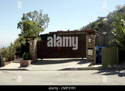 Exclusif !! C'est la maison de Hollywood Hills de $7 150 000 que l'acteur Ryan Phillippe aurait acheté. La propriété clôturée de 5 chambres, 7 salles de bains, 8 300 mètres carrés est une oasis architecturale unique construite par Buff & Hensman. L'hôtel, situé près de Sunset Plaza, offre une vue imprenable, 2 suites principales avec espace bureau, grand salon et terrasse pour les grandes fêtes, salle de presse, bureau privé, immense patio extérieur avec barbecue du chef, piscine, bain bouillonnant, sauna/bain de vapeur et cheminée. Il possède également un belvédère de style asiatique donnant sur la piscine. Los Angeles, CA 6/17/08. Banque D'Images