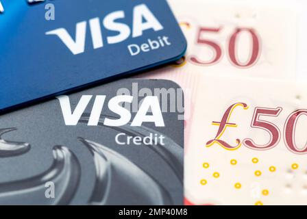 Londres. ROYAUME-UNI- 01.29.2023. Une carte de crédit et de débit Visa en plus de quelques billets de banque de cinquante livres sterling. Banque D'Images