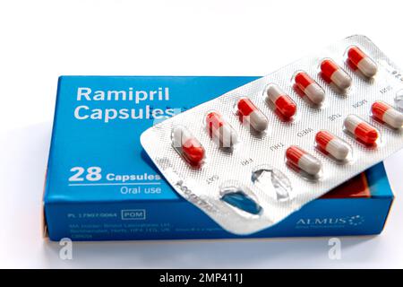 Londres. ROYAUME-UNI- 01.29.2023. Un paquet de capsules de Ramipril isolé en blanc. Médecine pour le contrôle de l'hypertension de l'hypertension artérielle. Banque D'Images