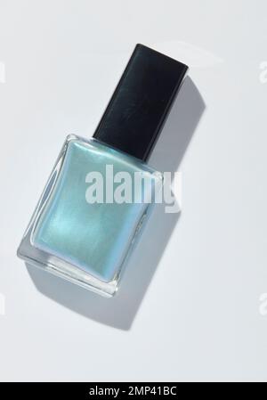 Vernis à ongles coloré bouteille découpée fond Uni ongles brillants cosmétique aucune étiquette vierge multi maquillage doigts simple salon gris verre noir Banque D'Images