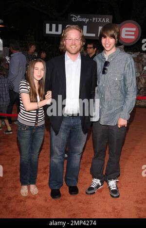 Le réalisateur Andrew Stanton et sa famille arrivent pour la première mondiale de WALL-E au Théâtre grec de Los Angeles, CA. 6/21/08. Banque D'Images