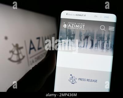 Personne détenant un smartphone avec le site Web de la société de gestion d'actifs Azimut Holding S.p.A. à l'écran avec logo. Concentrez-vous sur le centre de l'écran du téléphone. Banque D'Images