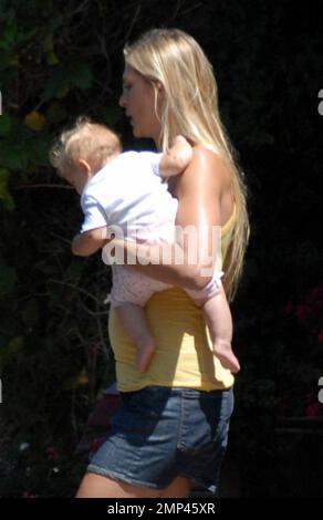 Exclusif !! La joueuse de volley-ball Gabrielle Reece a fait un peu de shopping à la Vitamin Barn aujourd'hui avec son nouveau bébé Brody JO Hamilton. Brody JO est né sur 2 janvier 2008. Brody est le deuxième enfant de Gabrielle avec son mari, le surfeur Laird Hamilton. Brody rejoint sa sœur aînée, Reece Viola Hamilton, 4 ans, et Izabella Hamilton, 12 ans, Fille de Laird de son premier mariage. Los Angeles, Californie. 6/28/08. Banque D'Images