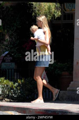 Exclusif !! La joueuse de volley-ball Gabrielle Reece a fait un peu de shopping à la Vitamin Barn aujourd'hui avec son nouveau bébé Brody JO Hamilton. Brody JO est né sur 2 janvier 2008. Brody est le deuxième enfant de Gabrielle avec son mari, le surfeur Laird Hamilton. Brody rejoint sa sœur aînée, Reece Viola Hamilton, 4 ans, et Izabella Hamilton, 12 ans, Fille de Laird de son premier mariage. Los Angeles, Californie. 6/28/08. Banque D'Images