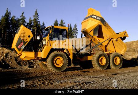 Différentes machines dans une fosse de gravier. Voici un dumper Moxy MT 26 Highline. Banque D'Images