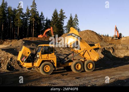 Différentes machines dans une fosse de gravier. Voici un dumper Moxy MT 26 Highline. Banque D'Images