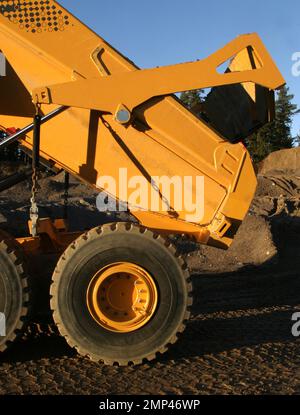 Différentes machines dans une fosse de gravier. Voici un dumper Moxy MT 26 Highline. Banque D'Images