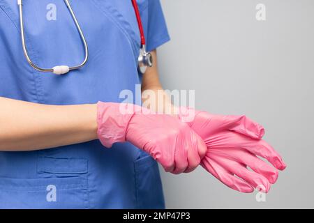 le médecin de l'hôpital met un gant. médecin porter des gants. le médecin met des gants en caoutchouc. médecin se prépare au travail Banque D'Images