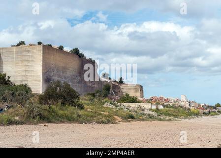 Bredasdorp, Afrique du Sud - 23 septembre 2022 : ruines d'une usine de traitement de la chaux à Bredasdorp, dans la province du Cap occidental Banque D'Images
