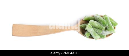 Haricots verts congelés dans une cuillère en bois isolée sur blanc, vue de dessus. Préservation des légumes Banque D'Images