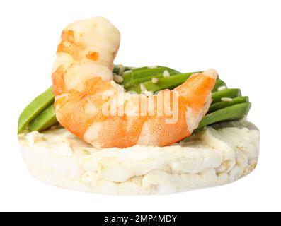 Gâteau de riz soufflé avec crevettes et avocat isolé sur blanc Banque D'Images