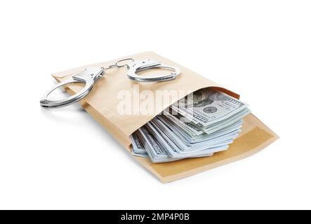 Enveloppe avec billets et menottes isolés sur blanc. Concept de corruption Banque D'Images