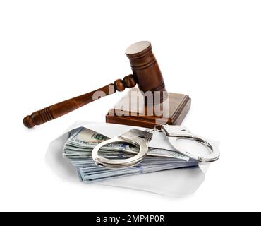 Billets en dollars dans l'enveloppe, les menottes et le gavel isolés sur blanc. Concept de corruption Banque D'Images