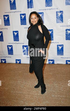 Debbie Allen montre un peu plus qu'elle a probablement voulu porter une robe révélatrice lorsqu'elle arrive à la conception Divine annuelle 16th au profit du projet Angel Food à l'hôtel Beverly Hills à Beverly Hills, CA. 12/04/08. Banque D'Images